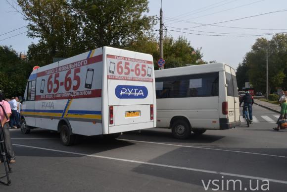 Біля «Філармонії» зупинилися маршрутки та тролейбуси. Протестують перевізники, фото №1 на сайті vsim.ua