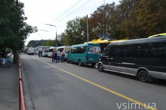 Біля «Філармонії» зупинилися маршрутки та тролейбуси. Протестують перевізники, фото №2 на сайті vsim.ua