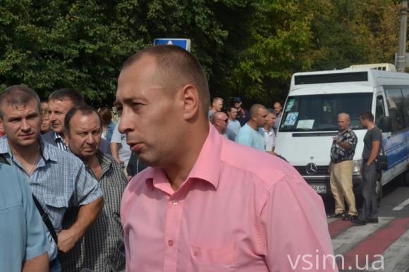 Біля «Філармонії» зупинилися маршрутки та тролейбуси. Протестують перевізники, фото №5 на сайті vsim.ua