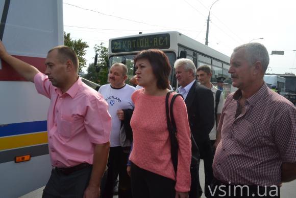 Біля «Філармонії» зупинилися маршрутки та тролейбуси. Протестують перевізники, фото №6 на сайті vsim.ua
