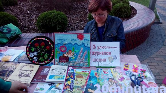 Біля міської ради безкоштовно дають почитати книги, фото №1 на сайті 20minut.ua