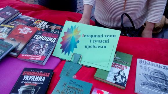 Біля міської ради безкоштовно дають почитати книги, фото №3 на сайті 20minut.ua