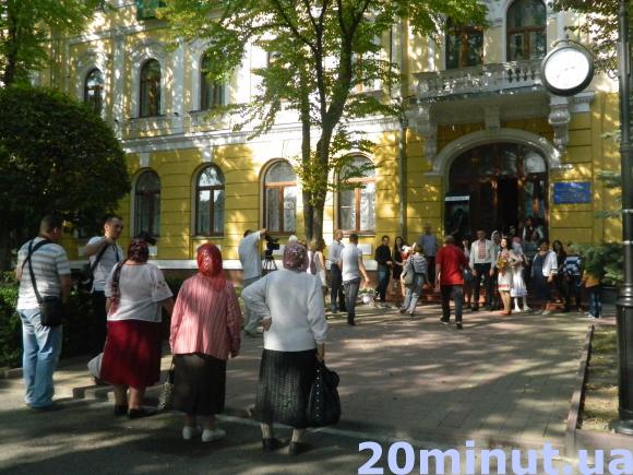 Фото дня: Бабусі "на роботі" під РАЦСом, фото №1 на сайті 20minut.ua