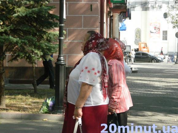 Фото дня: Бабусі "на роботі" під РАЦСом, фото №2 на сайті 20minut.ua