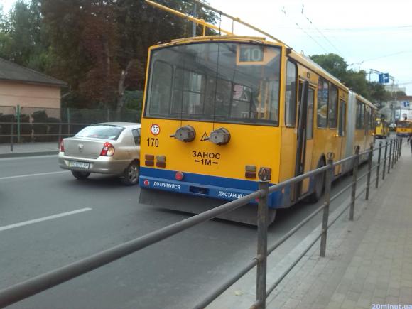 Фото дня: На Збаразькій - аварія за участю тролейбуса, фото №1 на сайті 20minut.ua