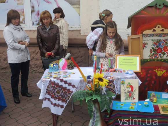 Фото дня: у центрі Хмельницького ярмаркують школярі, фото №2 на сайті vsim.ua