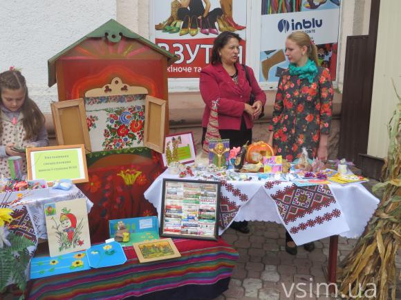Фото дня: у центрі Хмельницького ярмаркують школярі, фото №4 на сайті vsim.ua