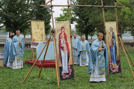 Молодь у парку Тернополя слухала літургію, а потім розважалась, фото №1 на сайті 20minut.ua