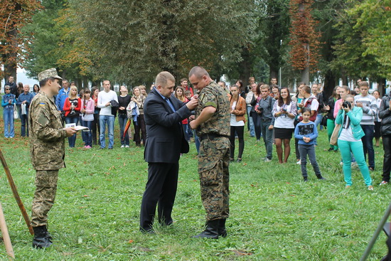 Молодь у парку Тернополя слухала літургію, а потім розважалась, фото №2 на сайті 20minut.ua