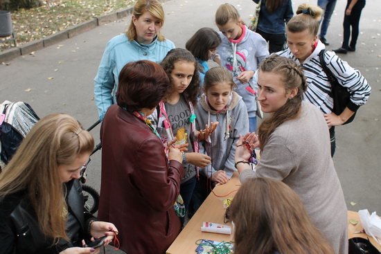 Молодь у парку Тернополя слухала літургію, а потім розважалась, фото №3 на сайті 20minut.ua