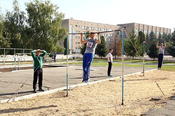 На Хмельниччині майбутні поліцейські складають заліки з фізпідготовки, фото №1 на сайті vsim.ua