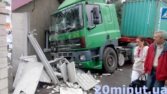 На перехресті Немирівське шосе - Іванова вантажівка знесла паркан, фото №1 на сайті 20minut.ua
