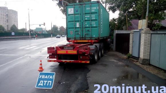 На перехресті Немирівське шосе - Іванова вантажівка знесла паркан, фото №2 на сайті 20minut.ua