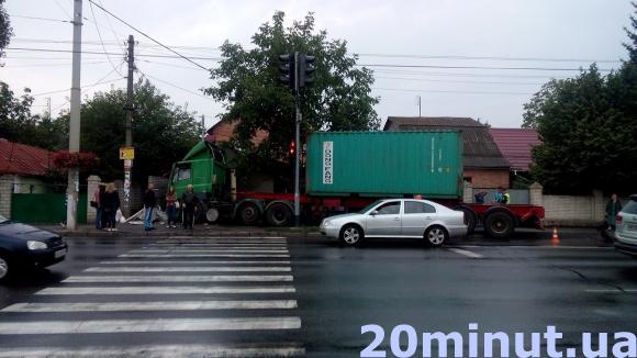 На перехресті Немирівське шосе - Іванова вантажівка знесла паркан, фото №3 на сайті 20minut.ua