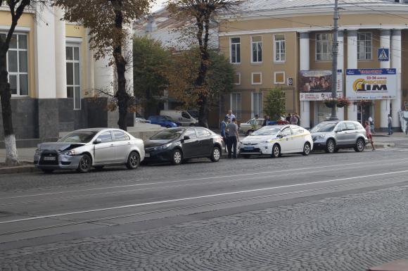 На Соборній «Mitsubishi» в’їхав в «Mercedes-Benz», фото №1 на сайті 20minut.ua