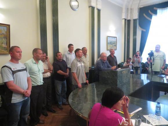 Перевізники організували «коридор ганьби» у Хмельницькій міській раді, фото №1 на сайті vsim.ua