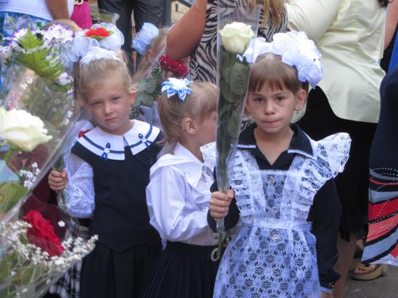 Перший дзвоник у спецшколі: діти співали гімн жестами, фото №1 на сайті 20minut.ua