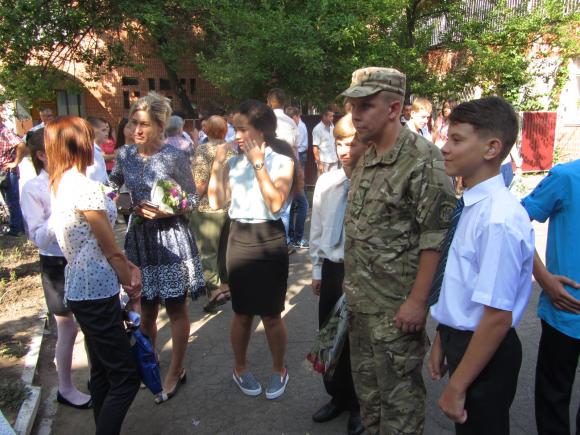Перший дзвоник у спецшколі: діти співали гімн жестами, фото №12 на сайті 20minut.ua