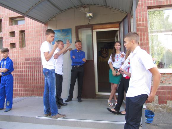 Перший дзвоник у спецшколі: діти співали гімн жестами, фото №4 на сайті 20minut.ua