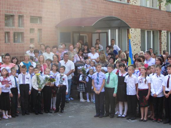 Перший дзвоник у спецшколі: діти співали гімн жестами, фото №5 на сайті 20minut.ua