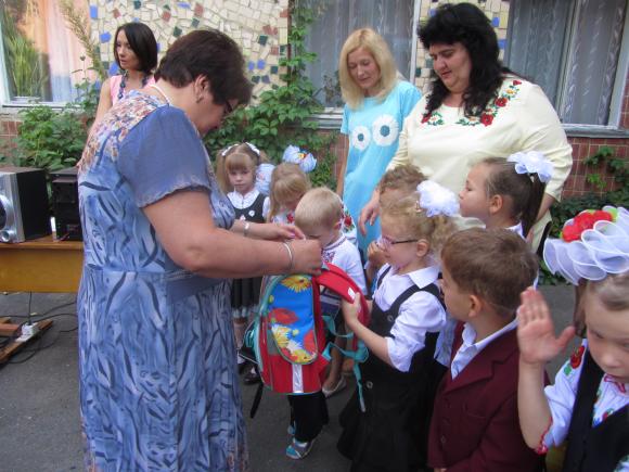 Перший дзвоник у спецшколі: діти співали гімн жестами, фото №7 на сайті 20minut.ua