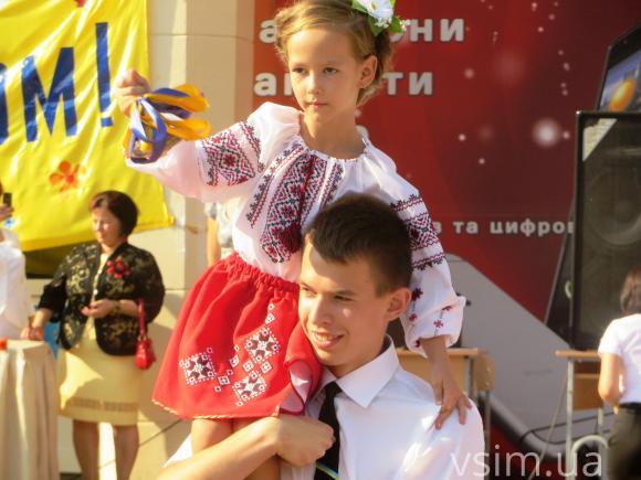 Перший шкільний дзвінок у Хмельницькому пролунав майже для 4 тисяч першачків, фото №6 на сайті vsim.ua