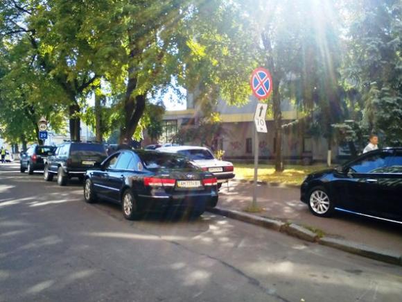 Працівники ДАІ не штрафують чиновників, які порушують ПДР під Житомирської облрадою. Відео. Фото, фото №1 на сайті 20minut.ua