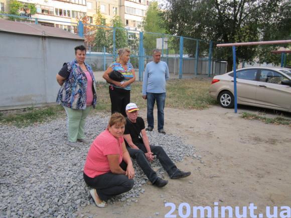 Скандальне встановлення гаража учасника АТО. Місцеві погрожують його дружині, фото №1 на сайті 20minut.ua