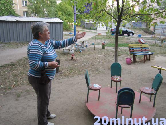 Скандальне встановлення гаража учасника АТО. Місцеві погрожують його дружині, фото №2 на сайті 20minut.ua