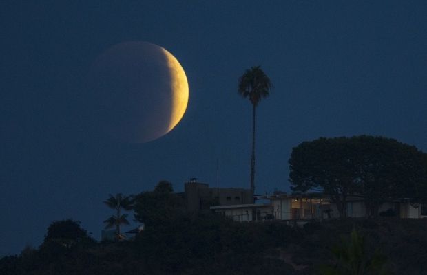 Сьогодні вночі на небо зійшов "кривавий" Місяць. ФОТО, фото №11 на сайті 20minut.ua