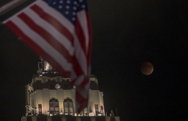 Сьогодні вночі на небо зійшов "кривавий" Місяць. ФОТО, фото №13 на сайті 20minut.ua