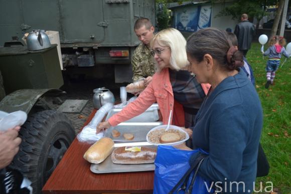 У День міста хмельничани вишикувались за святковою кашею ще до початку роздачі, фото №2 на сайті vsim.ua