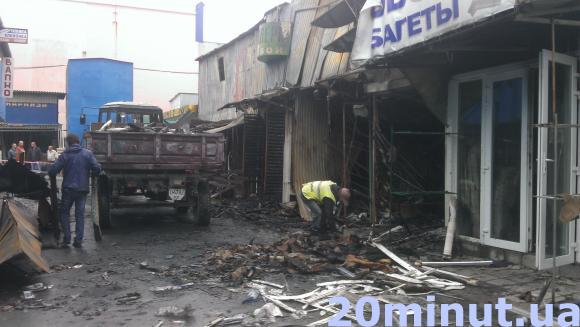 У Кам’янці вивозять обгорілі товари з Центрального ринку, фото №1 на сайті 20minut.ua