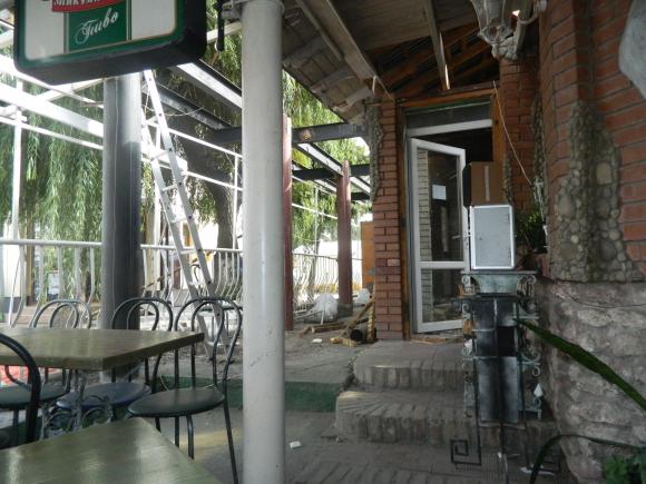 У тернопільському кафе ремонтують дах над чашками та тарілками клієнтів, фото №1 на сайті 20minut.ua