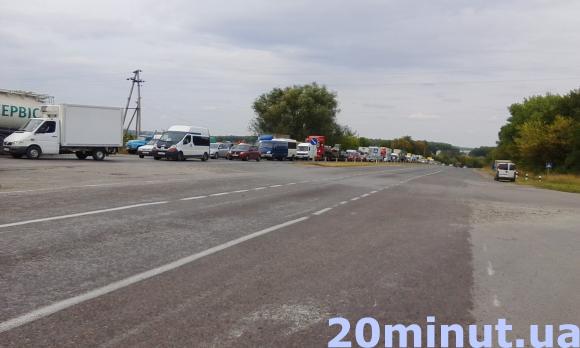 В Острові перекрили трасу – утворився кілометровий затор (ОНОВЛЕНО), фото №2 на сайті 20minut.ua
