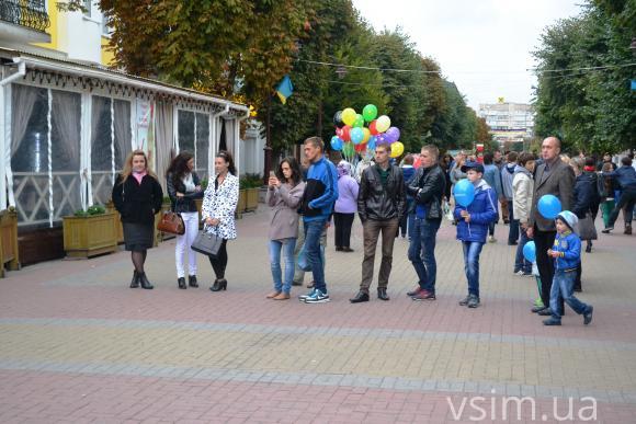 Відео дня: хмельничан на Проскурівській розважав віртуозний скрипаль, фото №1 на сайті vsim.ua