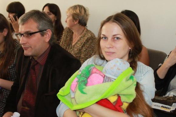 За народження дитини на День міста батьки отримали коляску, фото №2 на сайті 20minut.ua