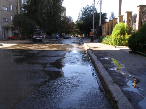 Агов, «Водоканал», тече вода з Пирогова на Заболотного, фото №2 на сайті 20minut.ua