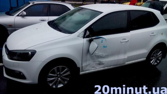 Біля "Бастилії" не розминулися тролейбус і "Фольксваген". У пасажира тролейбуса зламані ребра, фото №1 на сайті 20minut.ua