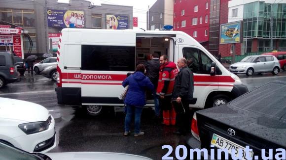 Біля "Бастилії" не розминулися тролейбус і "Фольксваген". У пасажира тролейбуса зламані ребра на сайті 20minut.ua Біля "Бастилії" не розминулися тролейбус і "Фольксваген". У пасажира тролейбуса зламані ребра, фото №2 на сайті 20minut.ua