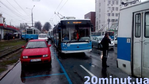 Біля "Бастилії" не розминулися тролейбус і "Фольксваген". У пасажира тролейбуса зламані ребра, фото №3 на сайті 20minut.ua