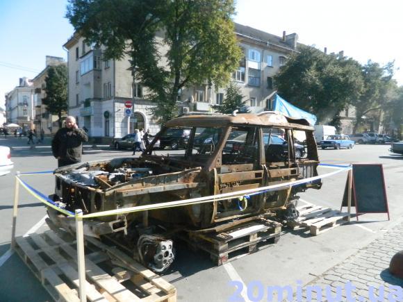 Фото дня: На Майдані Волі встановили спалену в АТО машину, фото №1 на сайті 20minut.ua