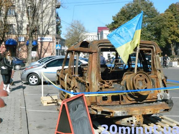 Фото дня: На Майдані Волі встановили спалену в АТО машину, фото №2 на сайті 20minut.ua