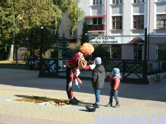 Фото дня: На Сагайдачного клоун грається з дітьми, фото №2 на сайті 20minut.ua