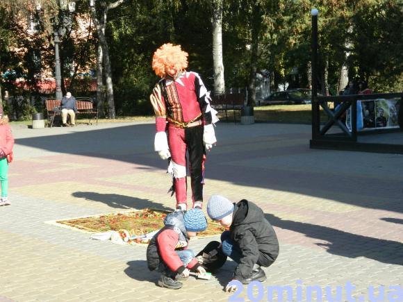 Фото дня: На Сагайдачного клоун грається з дітьми, фото №3 на сайті 20minut.ua