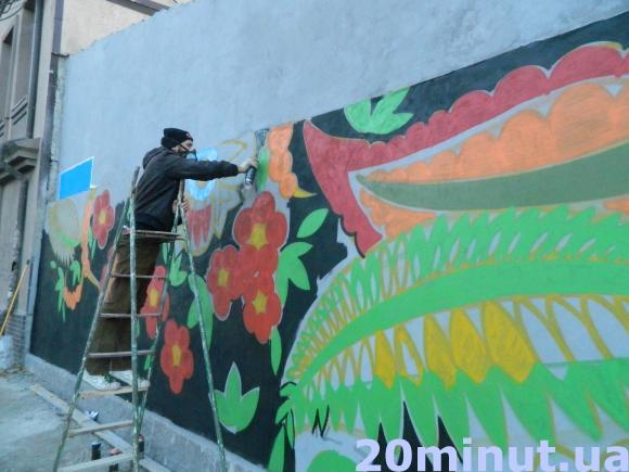 Фото дня: Стіну на Хмельницького розмалювали квітами, фото №1 на сайті 20minut.ua
