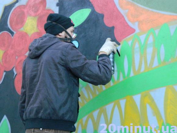 Фото дня: Стіну на Хмельницького розмалювали квітами, фото №2 на сайті 20minut.ua