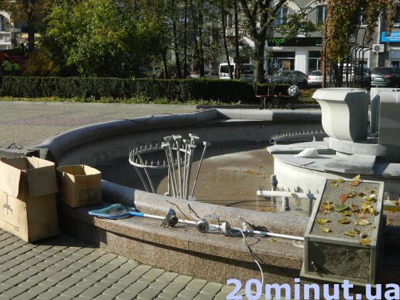 Фото дня: Тернопільські фонтани готують до зими, фото №2 на сайті 20minut.ua