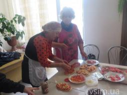 Хмельницькі господині спекли 18 кілограмів домашньої випічки для «айдарівців», фото №2 на сайті vsim.ua