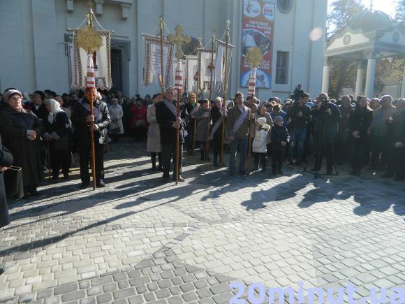 Перед Архикатедрою тепер "цвіте" біла лілія, фото №1 на сайті 20minut.ua